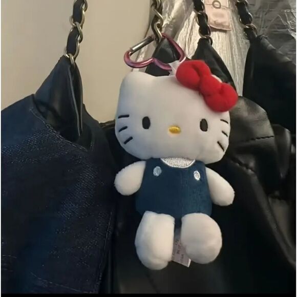 Hello Kitty Plush Keychain - Picture 3 of 4